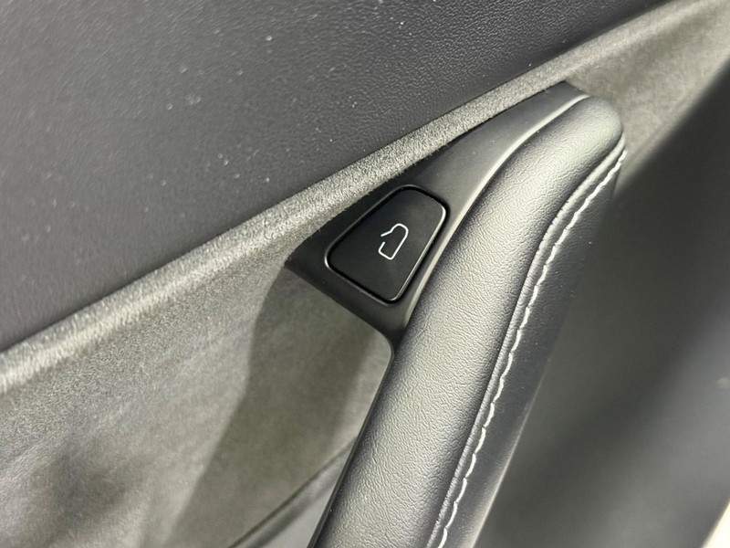 Tesla Model Y Vehicle Full-screen Gallery Image 19