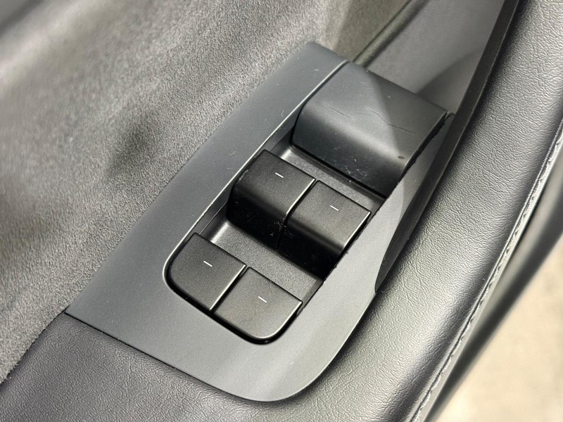 Tesla Model Y Vehicle Full-screen Gallery Image 20