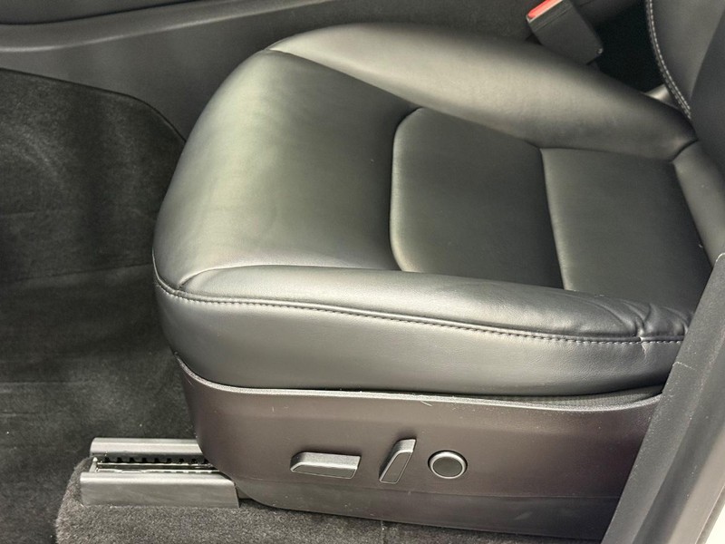 Tesla Model Y Vehicle Full-screen Gallery Image 21