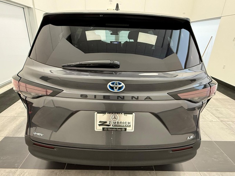 Toyota Sienna Vehicle Full-screen Gallery Image 3