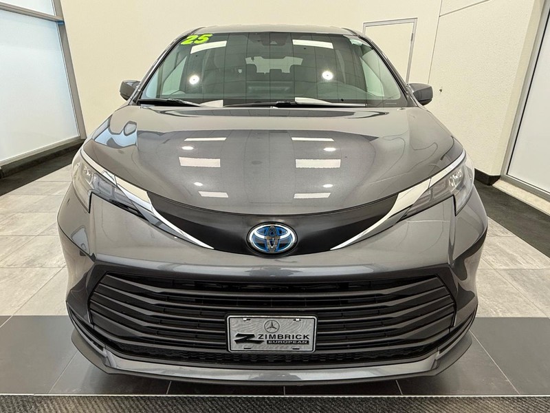 Toyota Sienna Vehicle Full-screen Gallery Image 7