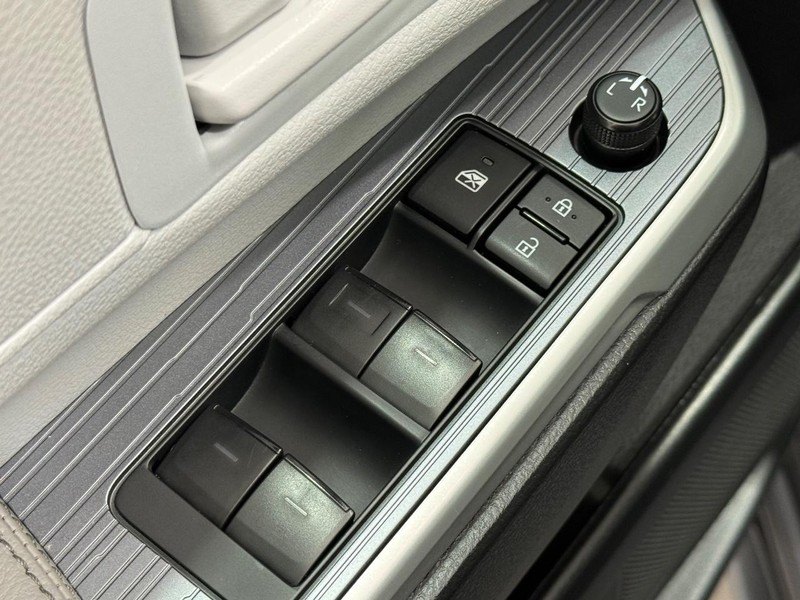 Toyota Sienna Vehicle Full-screen Gallery Image 20