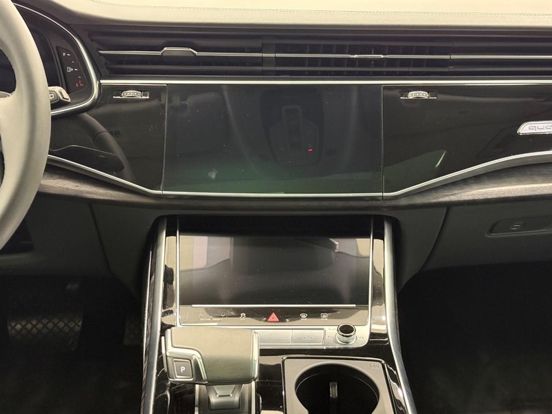 Audi Q8 Vehicle Full-screen Gallery Image 10