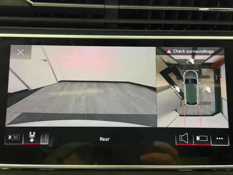 Audi Q8 Vehicle Full-screen Gallery Image 18