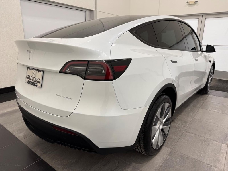 Tesla Model Y Vehicle Full-screen Gallery Image 2