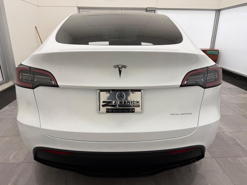 Tesla Model Y Vehicle Full-screen Gallery Image 3