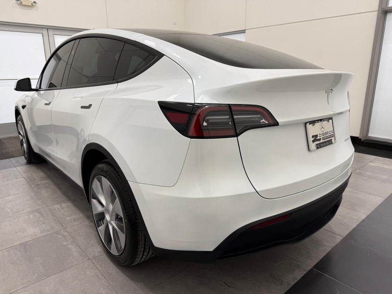 Tesla Model Y Vehicle Full-screen Gallery Image 4