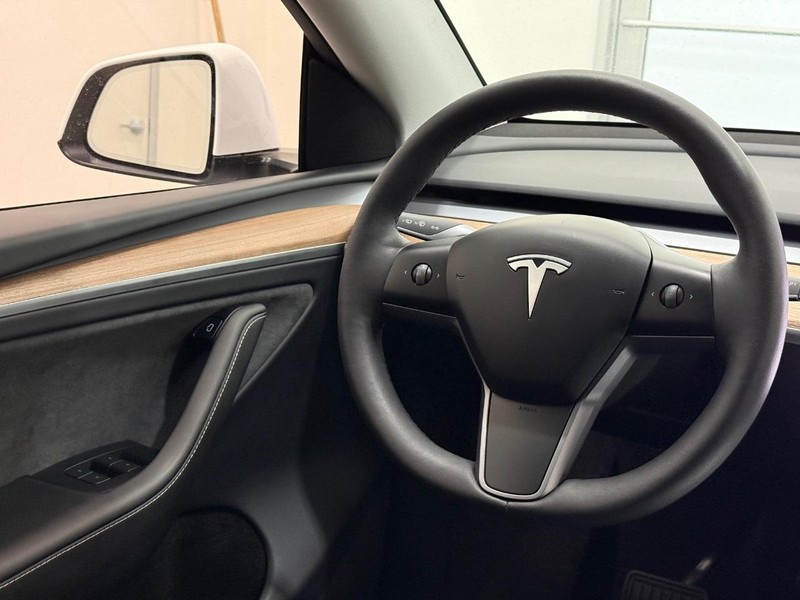 Tesla Model Y Vehicle Full-screen Gallery Image 11