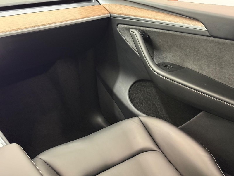 Tesla Model Y Vehicle Full-screen Gallery Image 12