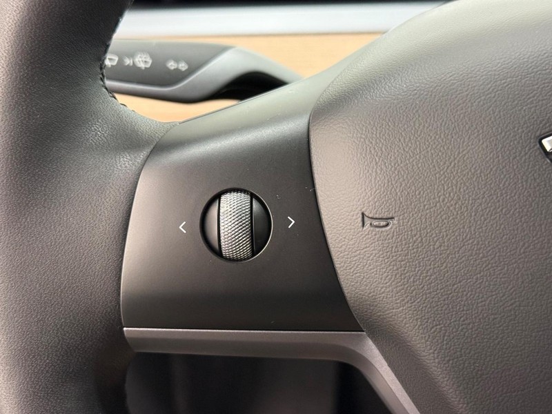 Tesla Model Y Vehicle Full-screen Gallery Image 13