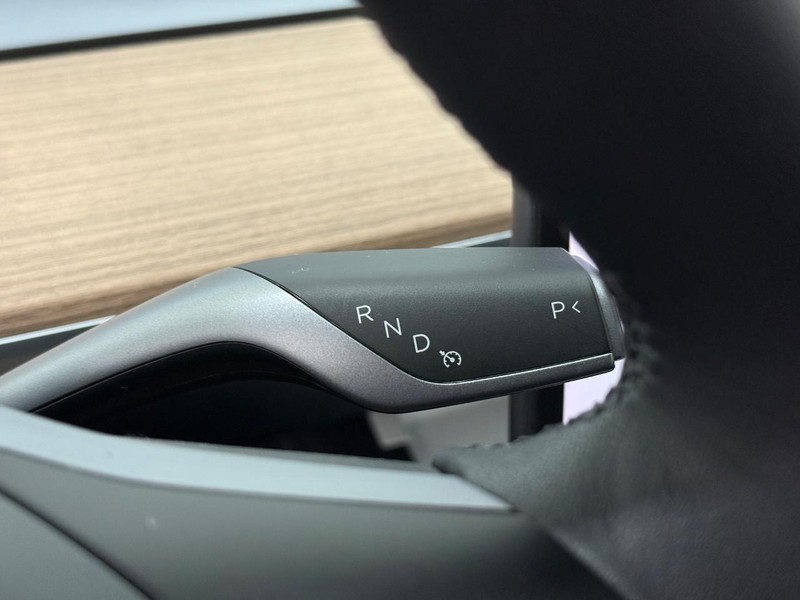Tesla Model Y Vehicle Full-screen Gallery Image 15