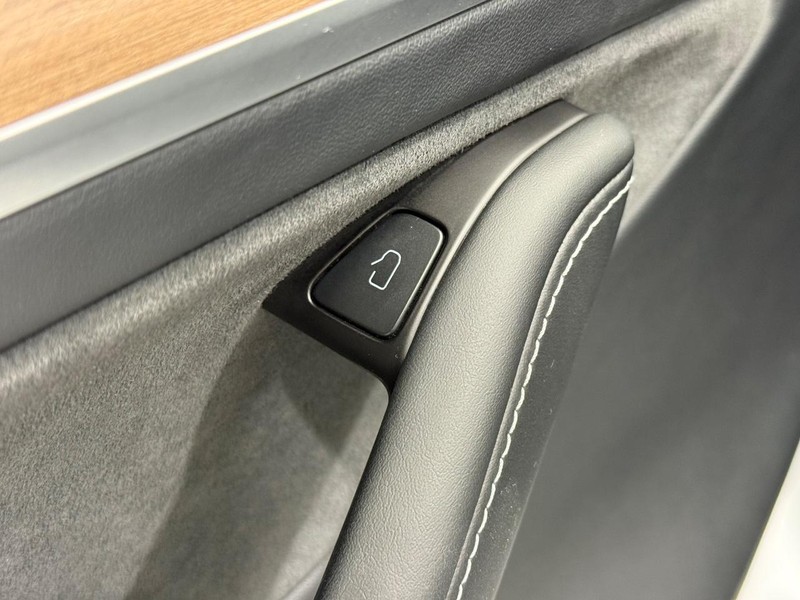 Tesla Model Y Vehicle Full-screen Gallery Image 18