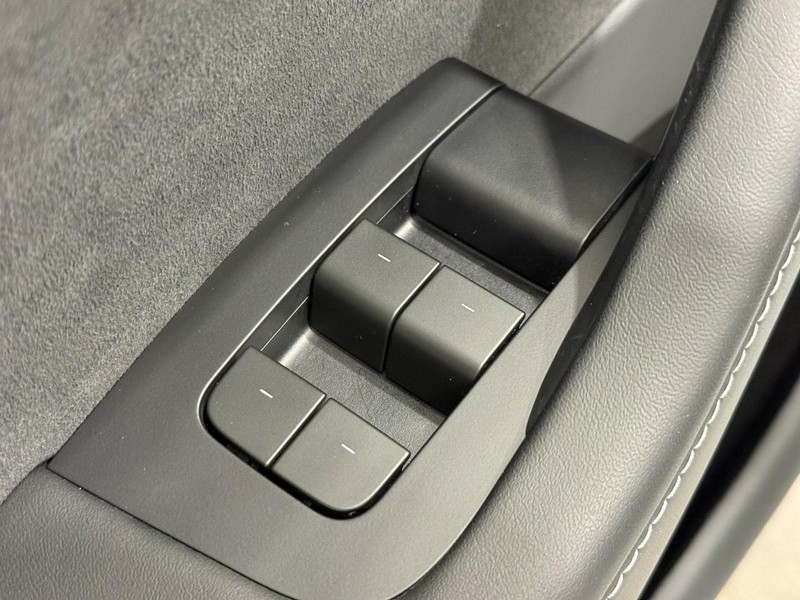 Tesla Model Y Vehicle Full-screen Gallery Image 19