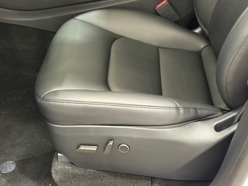 Tesla Model Y Vehicle Full-screen Gallery Image 20