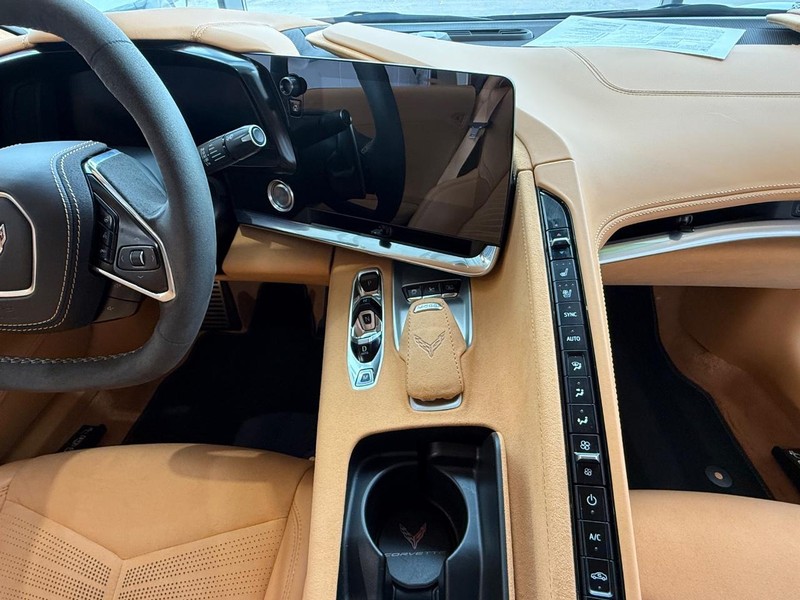 Chevrolet Corvette Vehicle Full-screen Gallery Image 8