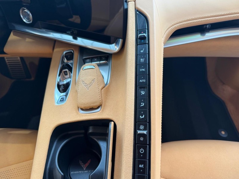 Chevrolet Corvette Vehicle Full-screen Gallery Image 11