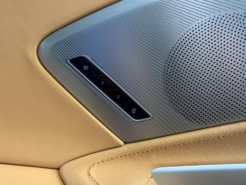 Chevrolet Corvette Vehicle Full-screen Gallery Image 17