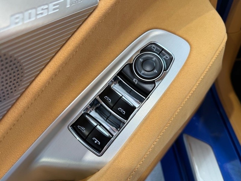 Chevrolet Corvette Vehicle Full-screen Gallery Image 18