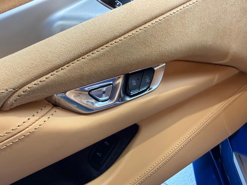 Chevrolet Corvette Vehicle Full-screen Gallery Image 19