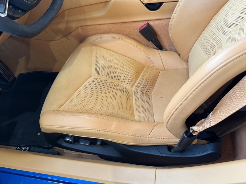 Chevrolet Corvette Vehicle Full-screen Gallery Image 20