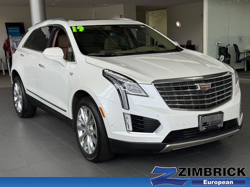 Cadillac XT5 Vehicle Full-screen Gallery Image 01
