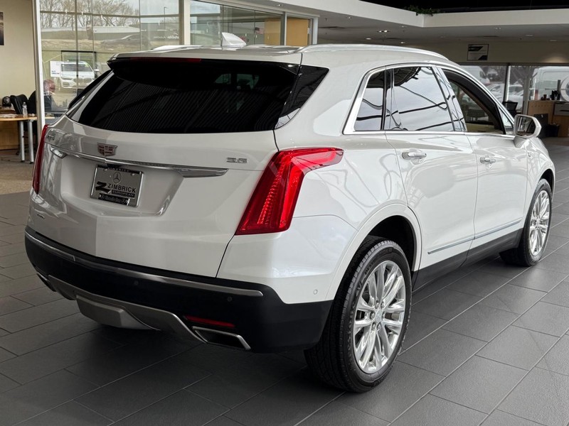 Cadillac XT5 Vehicle Full-screen Gallery Image 03
