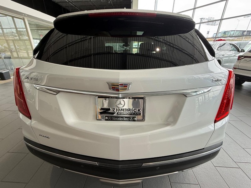 Cadillac XT5 Vehicle Full-screen Gallery Image 04