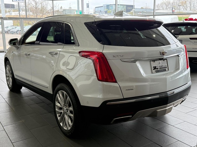 Cadillac XT5 Vehicle Full-screen Gallery Image 05