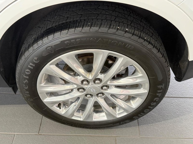 Cadillac XT5 Vehicle Full-screen Gallery Image 06