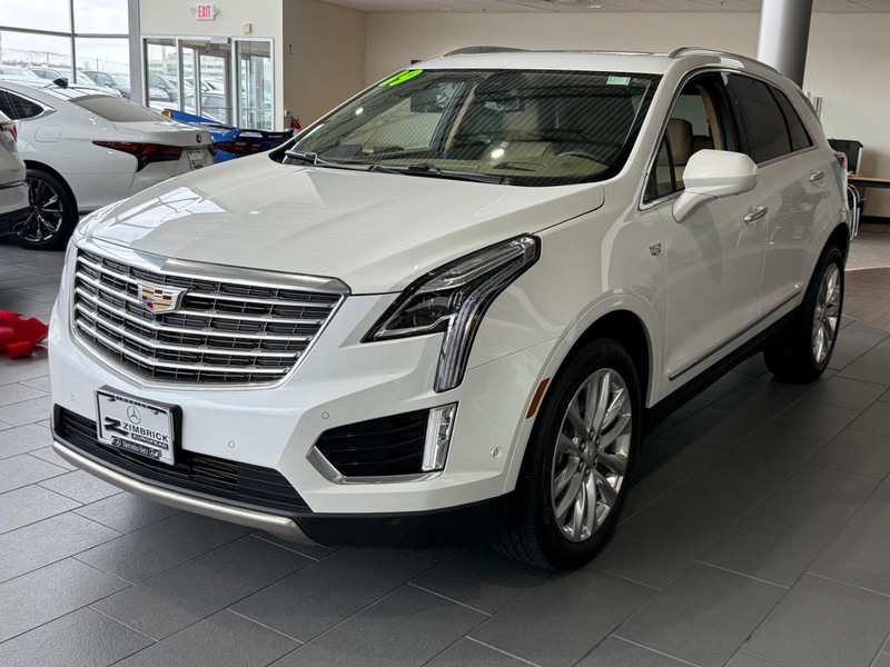 Cadillac XT5 Vehicle Full-screen Gallery Image 07