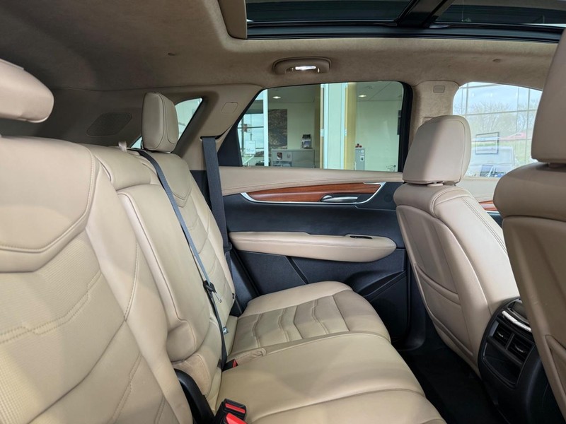 Cadillac XT5 Vehicle Full-screen Gallery Image 09