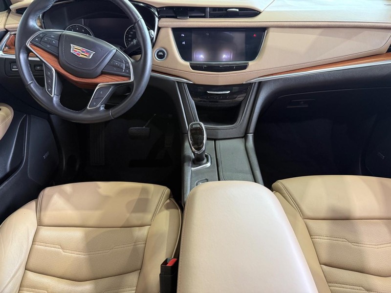 Cadillac XT5 Vehicle Full-screen Gallery Image 10