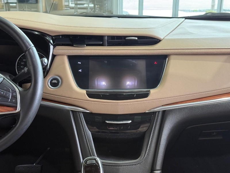 Cadillac XT5 Vehicle Full-screen Gallery Image 11