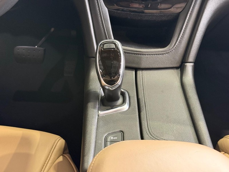 Cadillac XT5 Vehicle Full-screen Gallery Image 12