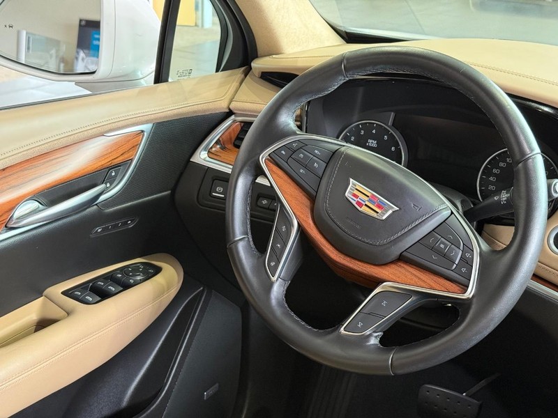Cadillac XT5 Vehicle Full-screen Gallery Image 13