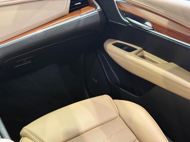 Cadillac XT5 Vehicle Full-screen Gallery Image 14