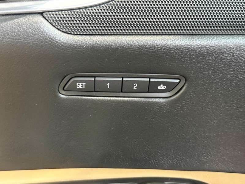 Cadillac XT5 Vehicle Full-screen Gallery Image 15