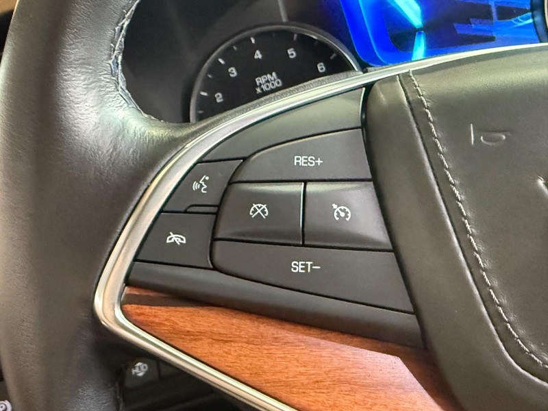 Cadillac XT5 Vehicle Full-screen Gallery Image 16