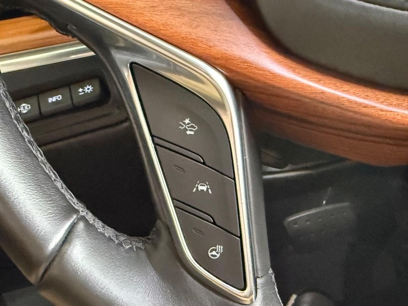 Cadillac XT5 Vehicle Full-screen Gallery Image 18