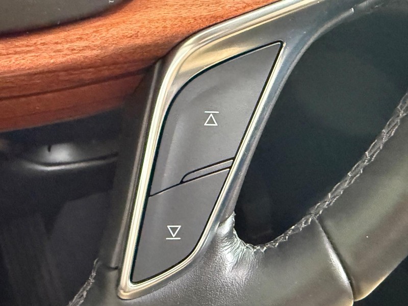 Cadillac XT5 Vehicle Full-screen Gallery Image 19