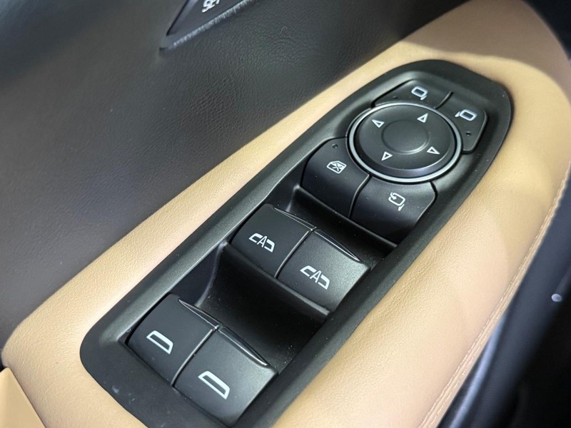 Cadillac XT5 Vehicle Full-screen Gallery Image 21