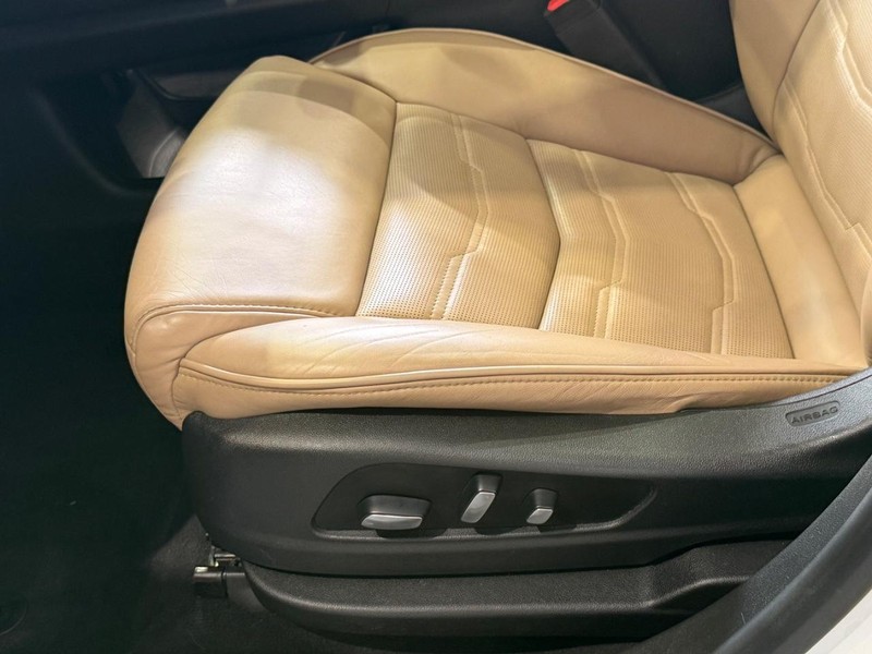 Cadillac XT5 Vehicle Full-screen Gallery Image 22