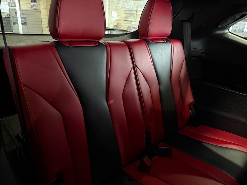 Acura MDX Vehicle Full-screen Gallery Image 9