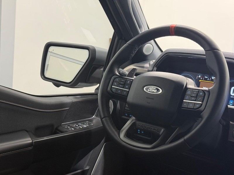 Ford F-150 Vehicle Full-screen Gallery Image 12