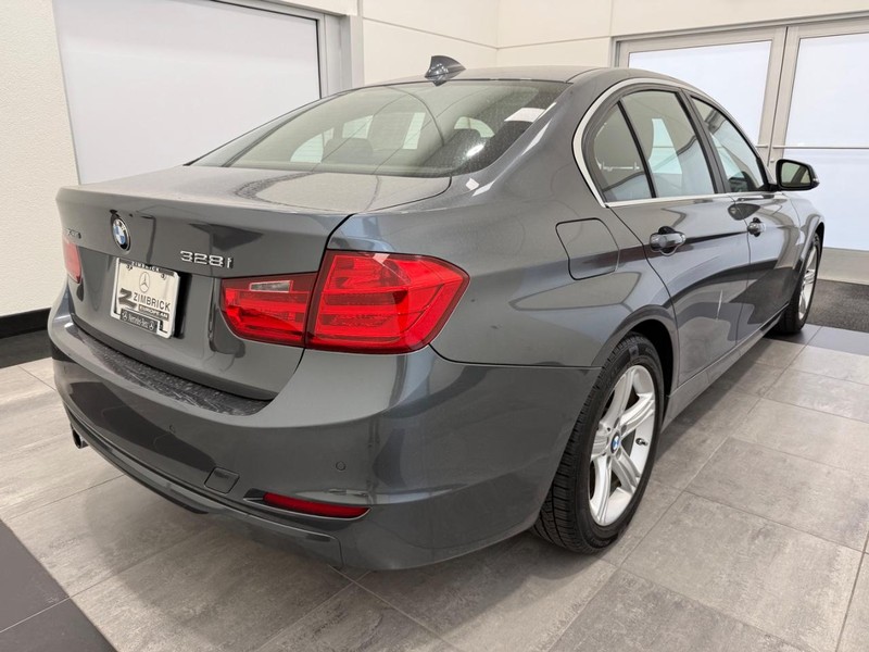 BMW 3 Series Vehicle Full-screen Gallery Image 02