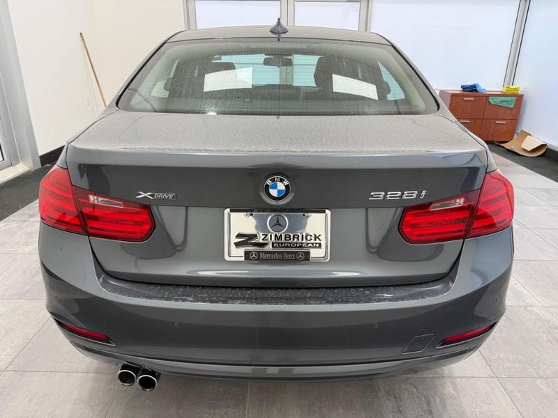 BMW 3 Series Vehicle Full-screen Gallery Image 03