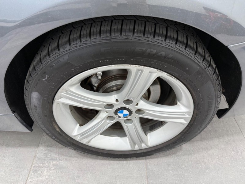 BMW 3 Series Vehicle Full-screen Gallery Image 05