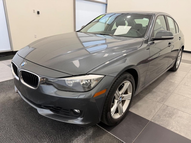 BMW 3 Series Vehicle Full-screen Gallery Image 06