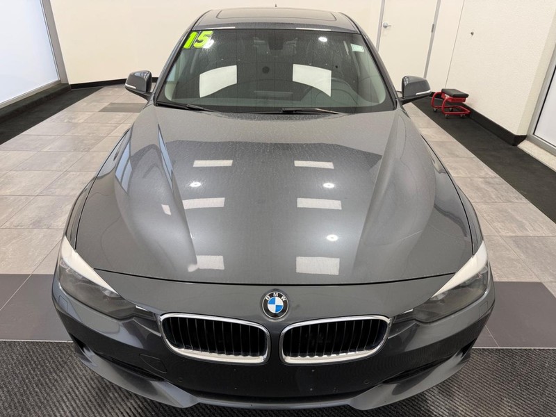 BMW 3 Series Vehicle Full-screen Gallery Image 07