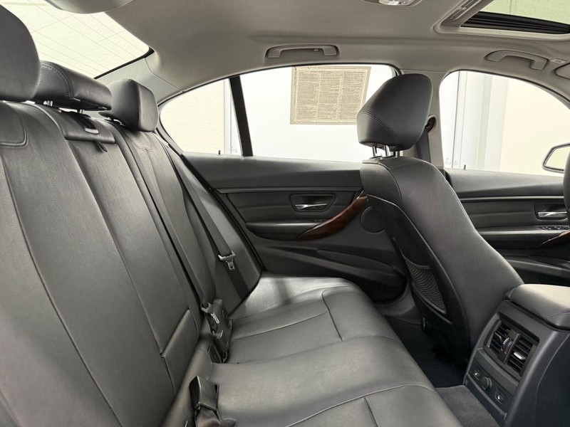 BMW 3 Series Vehicle Full-screen Gallery Image 08